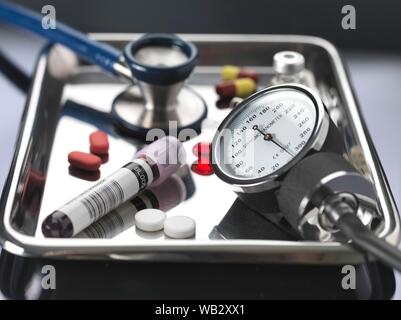 Assortimento di medicinali e attrezzature su un medico di vassoio. Foto Stock
