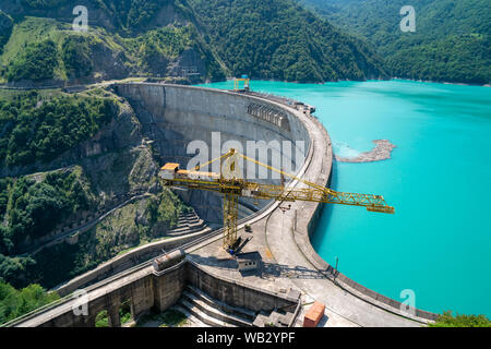 Ampia vista del Enguri centrale idroelettrica HES. La Georgia. Foto Stock