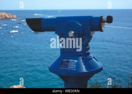 Un blue tower spettatore di fronte ad un meraviglioso paesaggio marino in Spagna Foto Stock