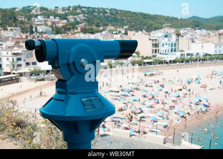 Torre appuntita del visualizzatore a Tossa de Mar la città e la spiaggia in Spagna Foto Stock