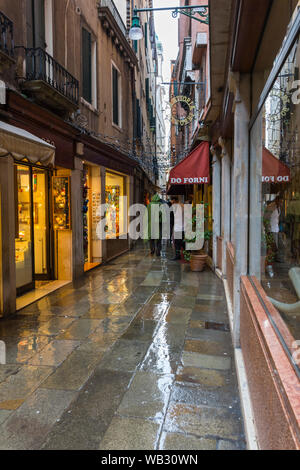 La Calle Spechieri in un giorno di pioggia, Venezia, Italia Foto Stock