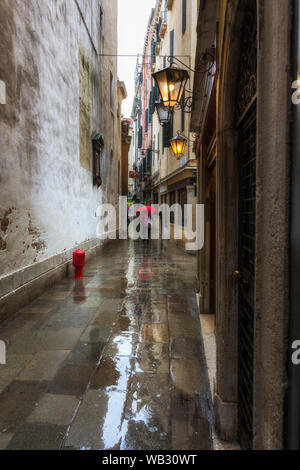 La Calle Spechieri, vicino al Campo de la guerra, in un giorno di pioggia, Venezia, Italia Foto Stock