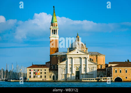 Il campanile (campanile) e la Basilica di San Giorgio Maggiore dalla Punta della Dogana a la Salute, Venezia, Italia Foto Stock