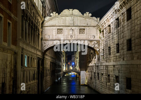 Il Ponte dei Sospiri (Ponte dei Sospiri) oltre il rio di Palazzo di notte, Venezia, Italia Foto Stock