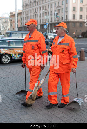 Due pulitori di strada a Minsk, in Bielorussia. Foto Stock