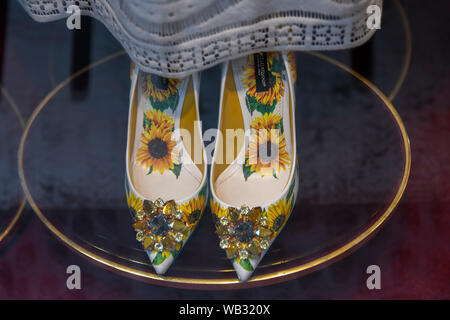 VERONA, Italia - 15 agosto 2019: Scarpe con girasoli e cristalli pregiati. Fashion Collection 2019 di stilisti italiani Dolce e Gabbana Foto Stock