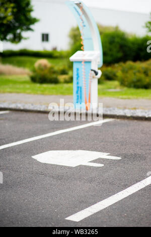 Il simbolo di parcheggio per le auto elettriche, indicando le stazioni di ricarica a Colonia, in Germania. Foto Stock