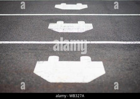 Il simbolo di parcheggio per le auto elettriche, indicando le stazioni di ricarica a Colonia, in Germania. Foto Stock