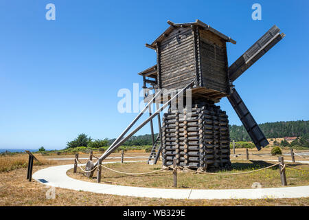 Fort Ross, CA - Agosto 12, 2019: una vista di una moderna replica di un mulino a vento russo costruito a Fort Ross. Questi mulini sono stati i primi in California per utilizzare Foto Stock