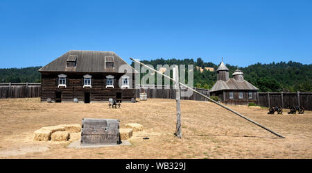 Fort Ross, CA - Agosto 12, 2019: una vista del Kuskov Casa e la cappella a Fort Ross. La casa era la residenza di Ivan Aleksandrovich Kuskov, che fo Foto Stock