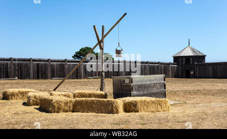 Fort Ross, CA - Agosto 12, 2019: una vista del bene e la difesa di pareti in legno progettata per proteggere il primo insediamento russo in California, il Foto Stock