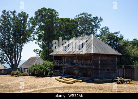 Fort Ross, CA - Agosto 12, 2019: una vista di due-storia Azienda Russo-americano magazzino o magasin a Fort Ross, California. Funzionò ambo un Foto Stock