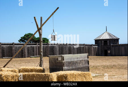 Fort Ross, CA - Agosto 12, 2019: una vista del bene e la difesa di pareti in legno progettata per proteggere il primo insediamento russo in California, il Foto Stock