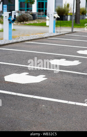 Il simbolo di parcheggio per le auto elettriche, indicando le stazioni di ricarica a Colonia, in Germania. Foto Stock