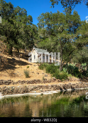 Una vista del serbatoio e Eremo o Napoleone's Cottage in generale della Vallejo Lachryma Montis Estate in Sonoma. Il cottage è stato usato dal generale Va Foto Stock