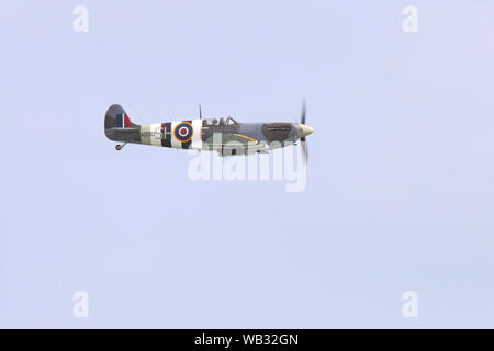 Vista laterale di un Supermarine Spitfire del Battle of Britain Memorial Flight (BBMF). Il velivolo è volare su un corso di livello. Eastbourne, Agosto 2019 Foto Stock