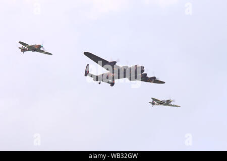 Gli aeromobili del Battle of Britain Memorial Flight (BBMF) a Eastbourne di Airshow internazionale nel mese di agosto 2019. Uragano, Lancaster e Spitfire. Foto Stock