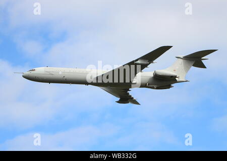 ZA150, un Vickers VC10 K3 gestito dalla Royal Air Force, esegue un addio flypast presso l'Aeroporto di Prestwick, sul tipo di ritiro dal servizio. Foto Stock