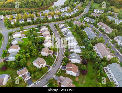 Veduta aerea suburban case e strade vista aerea della zona residenziale di inizio sunrise Foto Stock