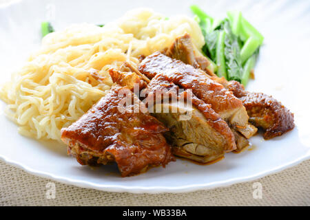 Anatra arrosto con noodle all'uovo Foto Stock