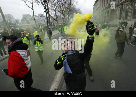 I dimostranti indossando Giubbotto giallo invio di fumo giallo in aria durante il mese di marzo una protesta a Parigi il 5 gennaio 2019 a Parigi, Francia. Migliaia di demo Foto Stock