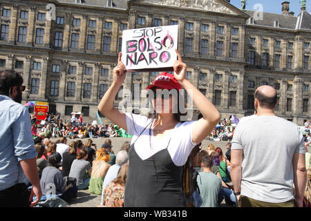 Attivisti e sostenitori prendere parte durante la manifestazione di solidarietà con l'Amazzonia a Dam Square su agosto 23, 2019 in Amsterdam, Paesi Bassi. T Foto Stock