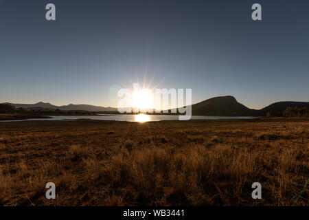 Sun splendenti sul lago Moogerah Foto Stock