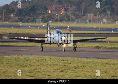 ZF240, un pantaloncino Tucano T1 azionato dalla Royal Air Force, a Prestwick International Airport in Ayrshire. Foto Stock