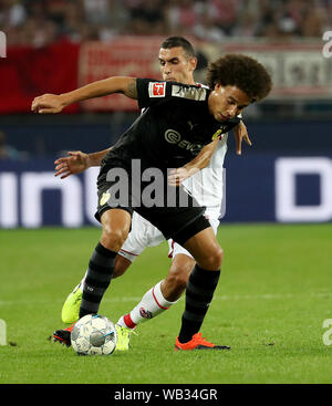 Colonia, Germania. 23 Ago, 2019. Axel Witsel (anteriore) di Dortmund con vies Ellyes Skhiri di Colonia durante la Bundesliga partita di calcio tra Borussia Dortmund e FC Colonia a Colonia, in Germania, e il agosto 23, 2019. Credito: Joachim Bywaletz/Xinhua Foto Stock