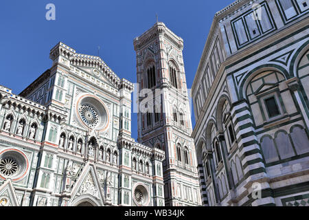 La Cattedrale di Santa Maria del Fiore a Venezia con la torre campanaria e il Battistero Foto Stock