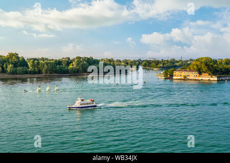 Un piccolo tour in barca passa dal Forte Sant'Andrea, antico forte su una delle superficie di isole della laguna di Venezia, Italia. Foto Stock