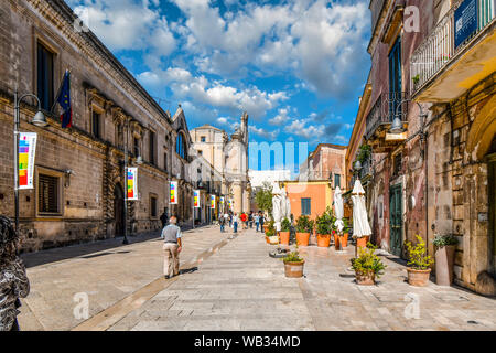 I turisti e i locali a piedi la Via Domenico Ridola verso il purgatorio chiesa nel centro della nuova sezione di Matera Italia. Foto Stock