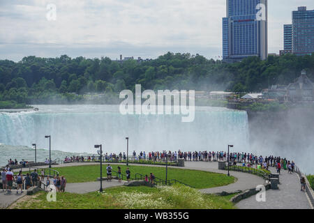 Niagara Falls, NY: turisti vista cascate Horseshoe da Prospect Point, sul lato americano della Gola del Niagara, attraversata dalla tabella Rock in Canada. Foto Stock