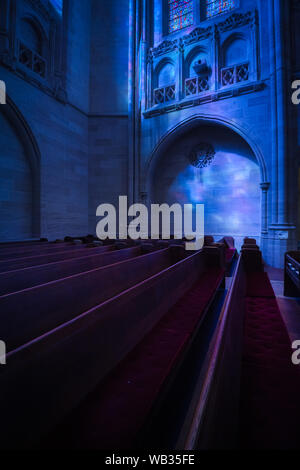 Le finestre di vetro macchiate cast belle riflessioni sulla arcuato interno gotico della East Liberty Chiesa Presbiteriana di Pittsburgh, Pennsylvania Foto Stock