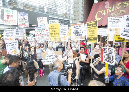 Agosto 23, 2019: dimostranti si sono mostrati per protestare contro il Greyhound Corporation e ghiaccio (Immigrazione e Dogana applicazione) al Port Authority Bus Terminal sulla 42th e 8th Avenue in New York New York. Un centinaio di attivisti provenienti da una coalizione di gruppi compresi incendi (Lotta di immigrati rifugiati ovunque) hanno protestato Greyhound consentendo agli agenti di ghiaccio a bordo delle loro autobus 'ricerca per migranti,'' funzionari di detto credito: Brian ramo Prezzo/ZUMA filo/Alamy Live News Foto Stock