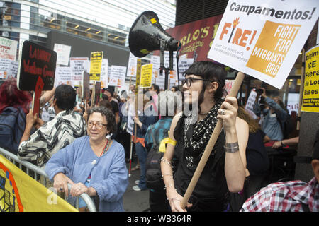 Agosto 23, 2019: dimostranti si sono mostrati per protestare contro il Greyhound Corporation e ghiaccio (Immigrazione e Dogana applicazione) al Port Authority Bus Terminal sulla 42th e 8th Avenue in New York New York. Un centinaio di attivisti provenienti da una coalizione di gruppi compresi incendi (Lotta di immigrati rifugiati ovunque) hanno protestato Greyhound consentendo agli agenti di ghiaccio a bordo delle loro autobus 'ricerca per migranti,'' funzionari di detto credito: Brian ramo Prezzo/ZUMA filo/Alamy Live News Foto Stock