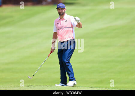 Atlanta, Georgia, Stati Uniti d'America. 23 Ago, 2019. Jon Rahm si avvicina al settimo verde durante il secondo round del tour 2019 Campionato a East Lake Golf Club. Credito: Debby Wong/ZUMA filo/Alamy Live News Foto Stock