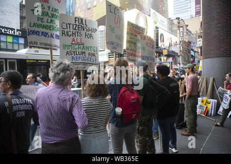 Agosto 23, 2019: dimostranti si sono mostrati durante una manifestazione di protesta contro il Greyhound Corporation e ghiaccio (Immigrazione e Dogana applicazione) al Port Authority Bus Terminal sulla 42th e 8th Avenue in New York New York. Un centinaio di attivisti provenienti da una coalizione di gruppi compresi incendi (Lotta di immigrati rifugiati ovunque) hanno protestato Greyhound consentendo agli agenti di ghiaccio a bordo delle loro autobus 'ricerca per migranti,'' funzionari di detto credito: Brian ramo Prezzo/ZUMA filo/Alamy Live News Foto Stock