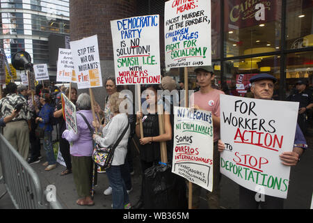 Agosto 23, 2019: dimostranti si sono mostrati durante una manifestazione di protesta contro il Greyhound Corporation e ghiaccio (Immigrazione e Dogana applicazione) al Port Authority Bus Terminal sulla 42th e 8th Avenue in New York New York. Un centinaio di attivisti provenienti da una coalizione di gruppi compresi incendi (Lotta di immigrati rifugiati ovunque) hanno protestato Greyhound consentendo agli agenti di ghiaccio a bordo delle loro autobus 'ricerca per migranti,'' funzionari di detto credito: Brian ramo Prezzo/ZUMA filo/Alamy Live News Foto Stock