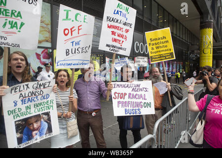 Agosto 23, 2019: dimostranti si sono mostrati durante una manifestazione di protesta contro il Greyhound Corporation e ghiaccio (Immigrazione e Dogana applicazione) al Port Authority Bus Terminal sulla 42th e 8th Avenue in New York New York. Un centinaio di attivisti provenienti da una coalizione di gruppi compresi incendi (Lotta di immigrati rifugiati ovunque) hanno protestato Greyhound consentendo agli agenti di ghiaccio a bordo delle loro autobus 'ricerca per migranti,'' funzionari detti, .estrema destra sono anti-manifestanti e sostenitori Trump Credito: Brian ramo Prezzo/ZUMA filo/Alamy Live News Foto Stock