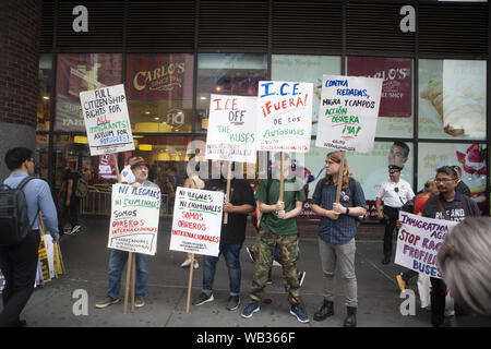 Agosto 23, 2019: dimostranti si sono mostrati per protestare contro il Greyhound Corporation e ghiaccio (Immigrazione e Dogana applicazione) al Port Authority Bus Terminal sulla 42th e 8th Avenue in New York New York. Un centinaio di attivisti provenienti da una coalizione di gruppi compresi incendi (Lotta di immigrati rifugiati ovunque) hanno protestato Greyhound consentendo agli agenti di ghiaccio a bordo delle loro autobus 'ricerca per migranti,'' funzionari di detto credito: Brian ramo Prezzo/ZUMA filo/Alamy Live News Foto Stock