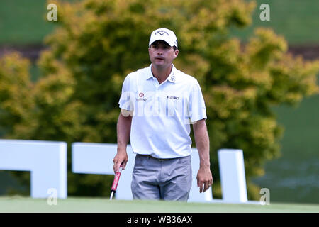 Atlanta, Georgia, Stati Uniti d'America. 23 Ago, 2019. Kevin Kisner si avvicina al nono verde durante il secondo round del tour 2019 Campionato a East Lake Golf Club. Credito: Debby Wong/ZUMA filo/Alamy Live News Foto Stock