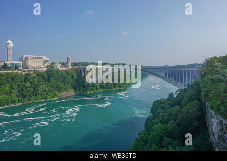 Niagara Falls, NY: vista del Ponte di Arcobaleno sulla gola del Niagara, dalla prospettiva punto torre di osservazione in Niagara Falls State Park. Foto Stock