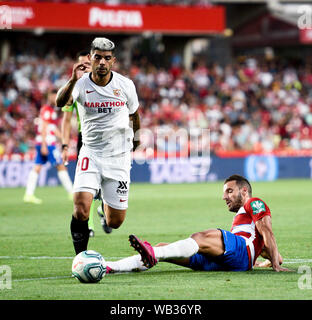 Sevilla FC player, mai Banega e Granada CF player, Roberto Soldado in azione durante la Liga Santander corrispondono tra Granada CF e Sevilla FC. (Punteggio finale: Granada CF 0:1 Sevilla FC) Foto Stock