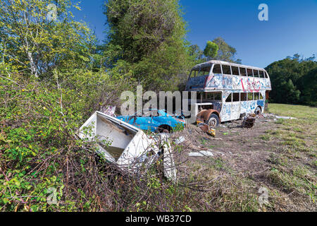 Auto in dumping e double decker bus Foto Stock