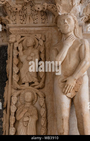 Incisioni al di fuori della cattedrale di San Lorenzo, Trogir, Croazia, Europa Foto Stock