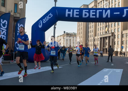 Mosca - Settembre 24, 2017: i partecipanti di Mosca autunno marathon sponsorizzato da Asics brand Foto Stock