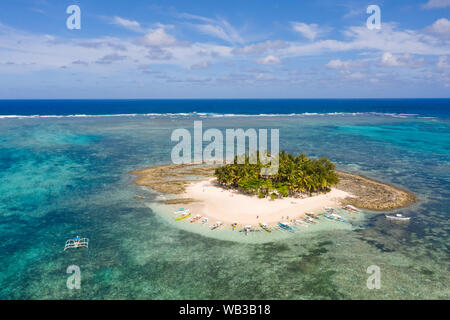 Guyam isola, Siargao, Filippine. Piccola isola con palme e una spiaggia di sabbia bianca. Isole Filippine. Foto Stock