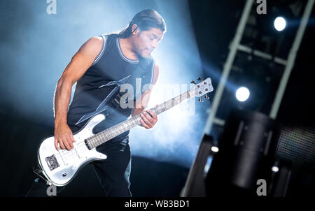 Monaco di Baviera, Germania. 23 Ago, 2019. Robert Trujillo, bassista dei noi banda metallica Metallica, sorge sul palco allo Stadio Olimpico. La band esegue come parte della loro "World-Wired-Tour". Credito: Sven Hoppe/dpa/Alamy Live News Foto Stock