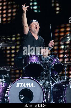 Monaco di Baviera, Germania. 23 Ago, 2019. Lars Ulrich, batterista del noi banda metallica Metallica, si siede sul palco allo Stadio Olimpico. La band esegue come parte della loro "World-Wired-Tour". Credito: Sven Hoppe/dpa/Alamy Live News Foto Stock